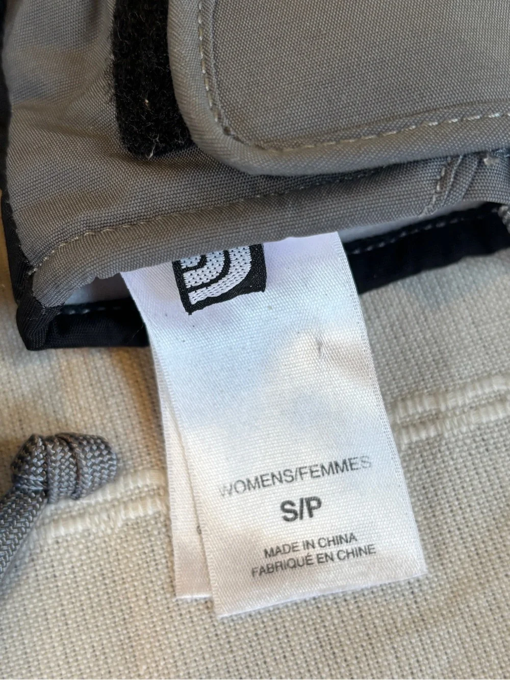 The North Face Women’s Insulated Winter Ski Snow Gloves Gray Black Size Small